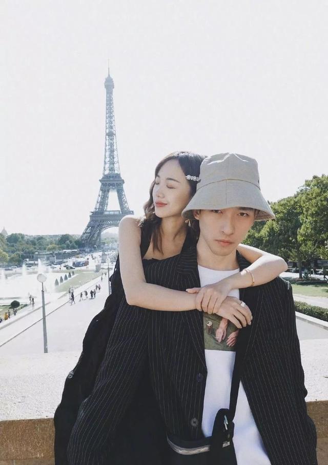 被戳爷宠成妹妹,亲密"搂肩"遭全网嫉妒