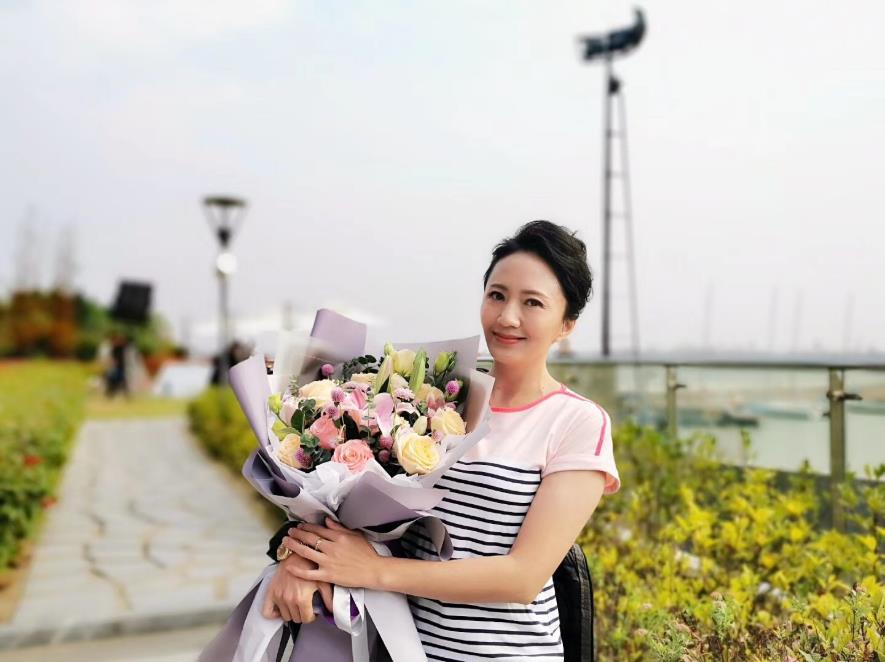 眼下陆玲已经转战横店,在《独臂悍将》杀青后,她已经投入《古董局中局