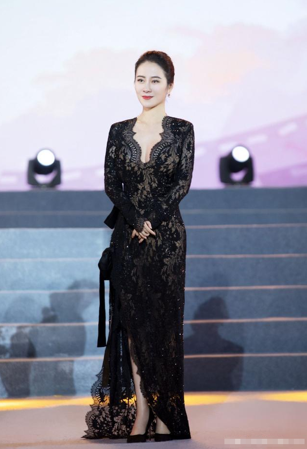 叶璇罕见高调亮相穿v领开叉裙秀身材女人看了都心跳加速