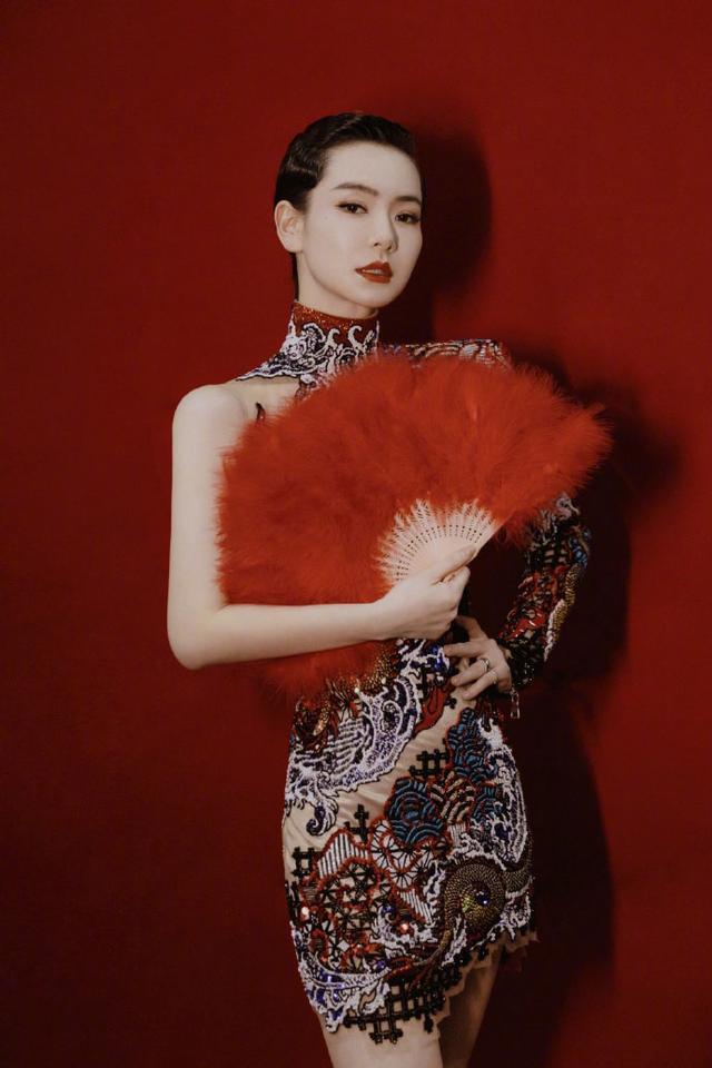戚薇也太霸气了,穿龙纹旗袍亮相舞台妩媚又性感,女王范十足!