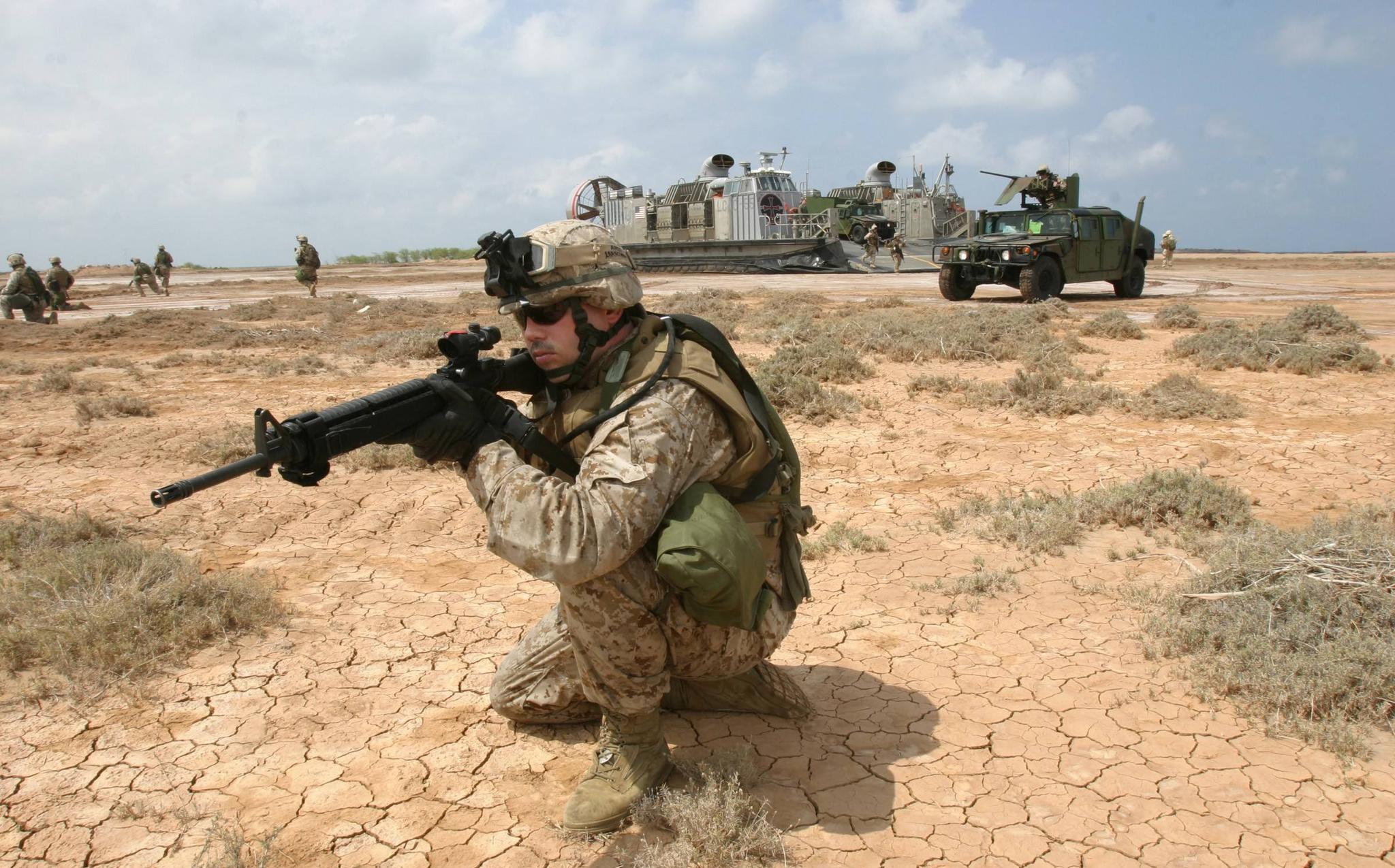 美军士兵众所周知,美国作为当今世界霸主,常常挥舞两手大棒——"军事"