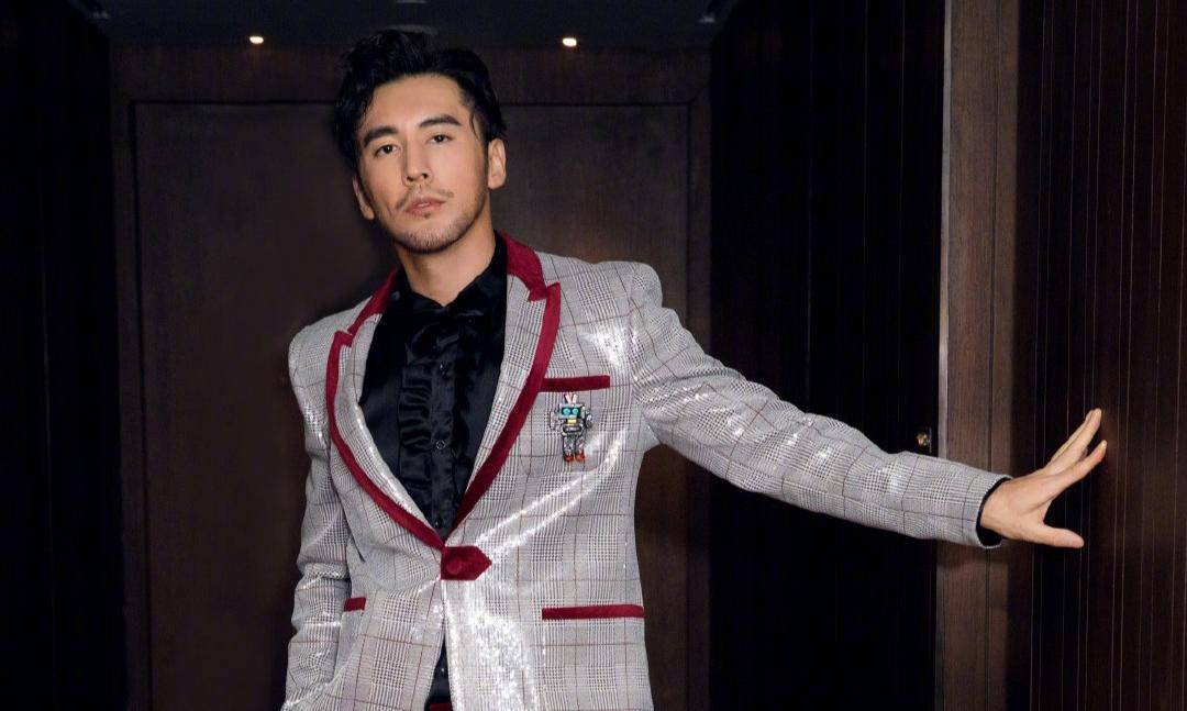 即便37岁的张伦硕是3个人中年龄最小的,但是蓄起胡须的他确实显得更加