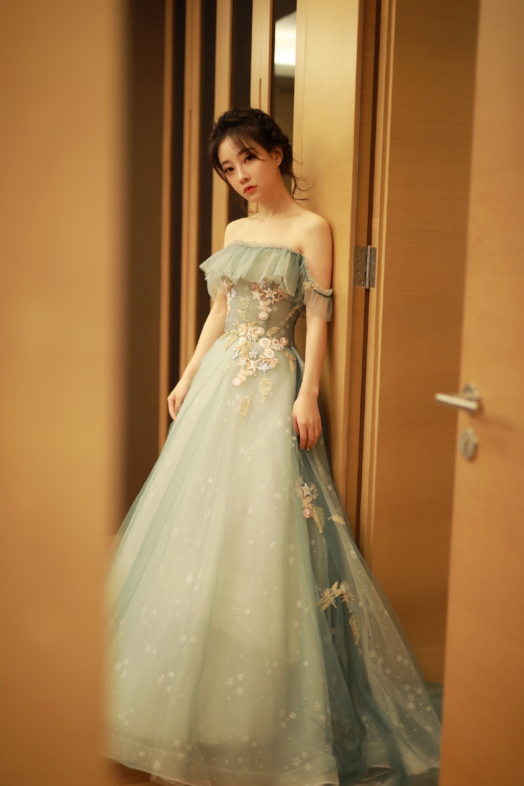 冯提莫不愧是"直男最爱",穿雾霾蓝轻纱裙,27岁依