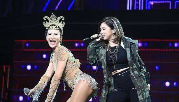 当44岁李玟撞上27岁邓紫棋,身材抢尽风头,运动在性感前一文不值