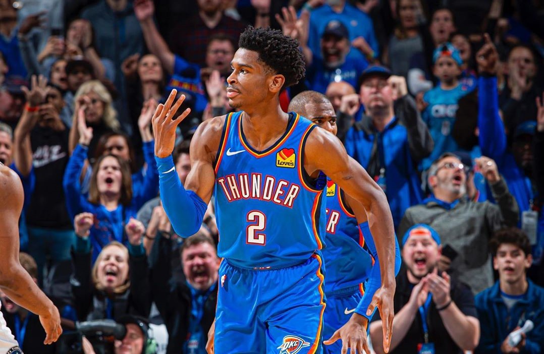 谢伊-吉尔杰斯-亚历山大晒庆祝三分命中赛场照