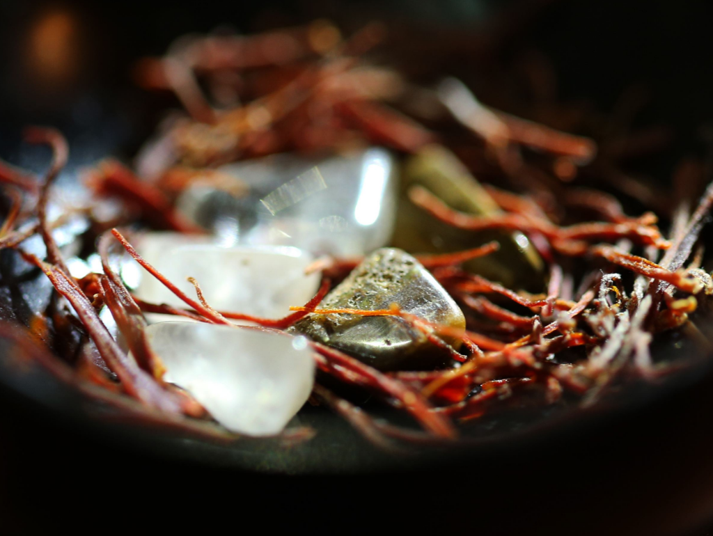 不同部位的舍利子甚至還會有不同的顏色,這一點也很難解釋