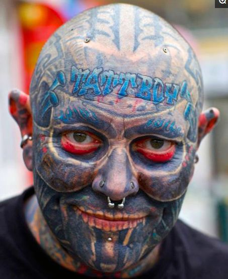 你肯定很难以接受,在我们国内纹身给人一种感觉就是小混混才做的事情