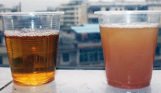 中途没有喝水,早上起床第一泡尿液会黄一点是正常的,但是如果尿液颜色