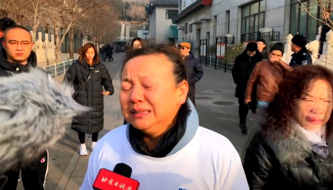 吉喆追悼会现场闵鹿蕾露面显憔悴秦晓雯拭泪焦健拥抱安慰
