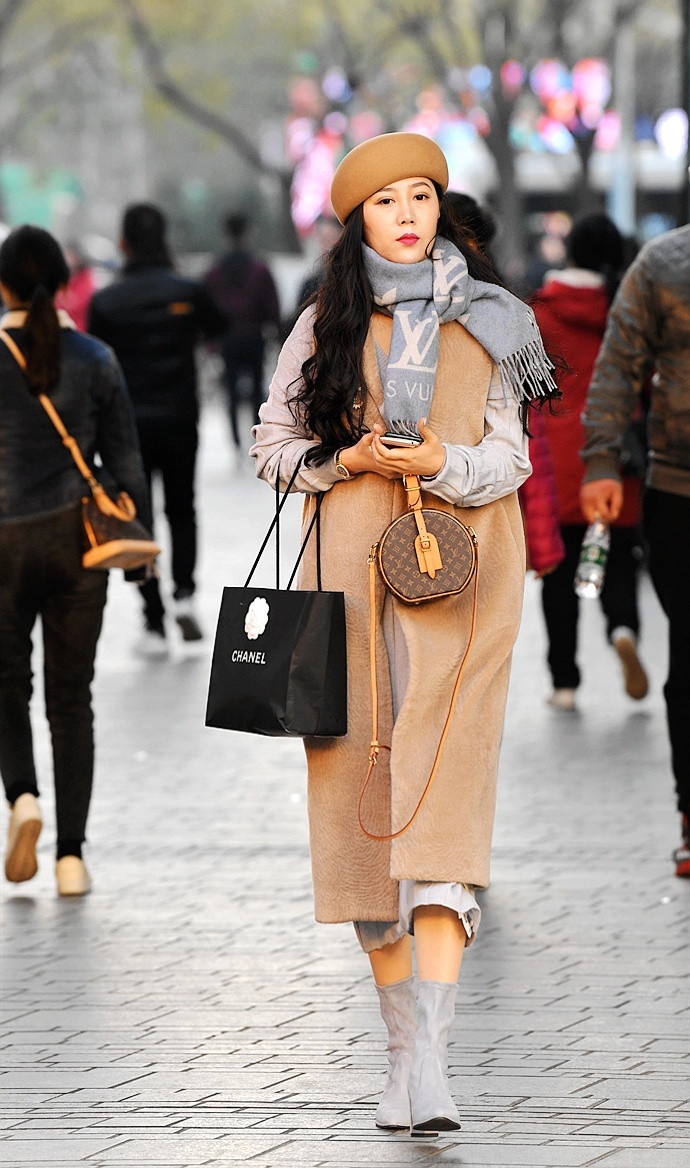 街拍:又温暖又美丽的冬季裙装美女