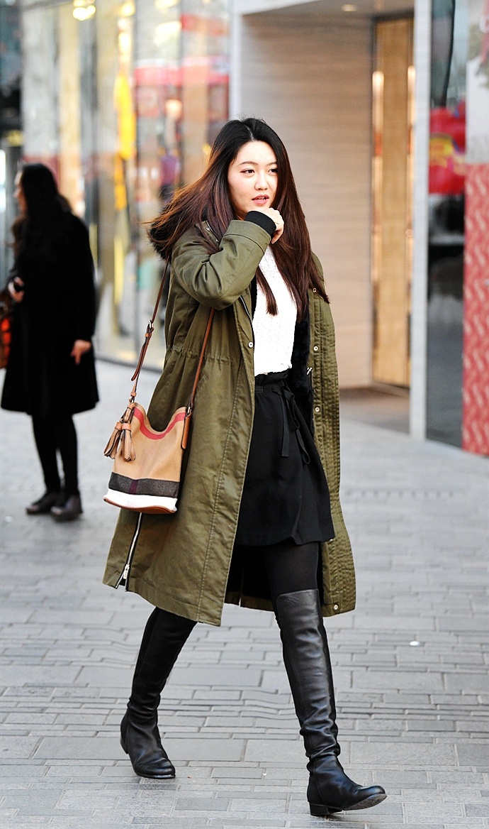 8.选择穿高筒靴,也是搭配裙装的好选择.9.10.11.