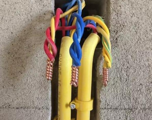 电线并线时这样缠绕,保证住50年也没问题,安全又不