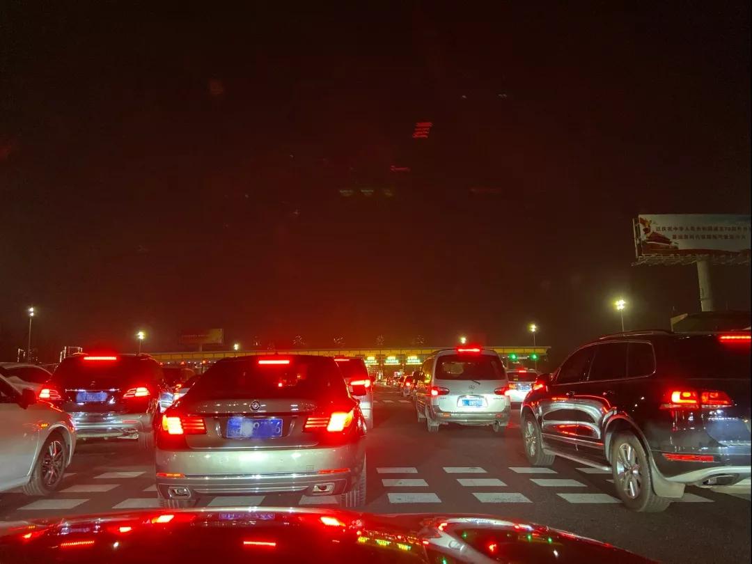 etc通道大堵车!人工通道反而一路绿灯?