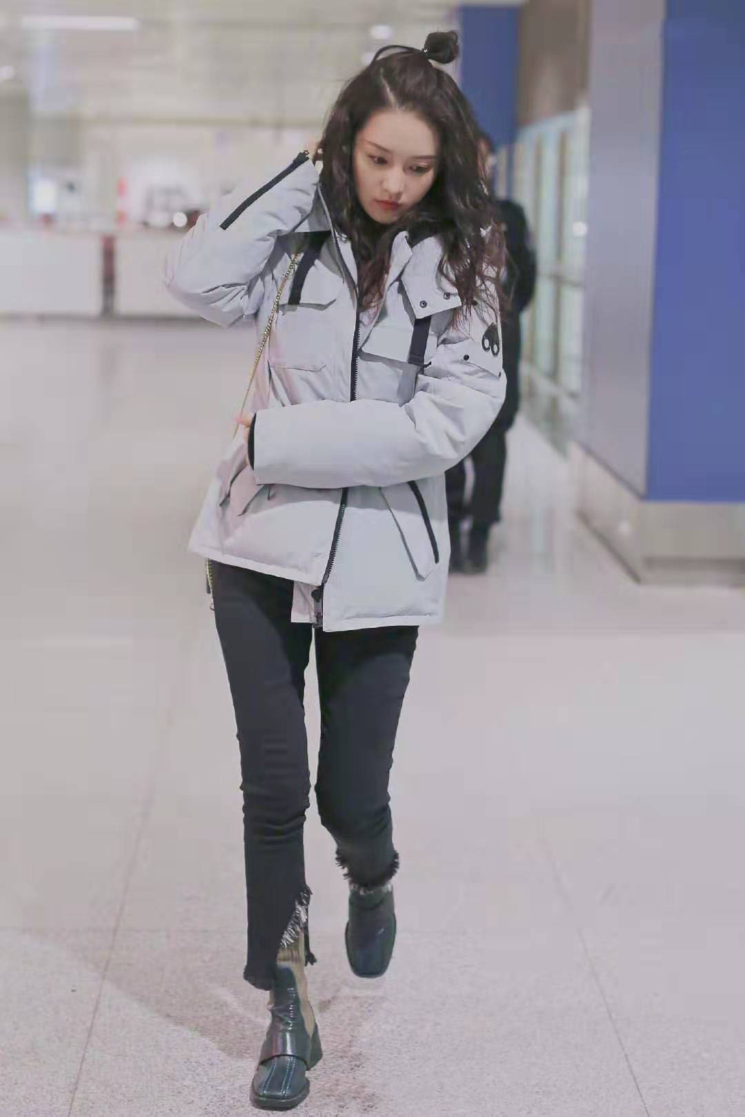 李沁穿7000元羽绒服走机场,90斤体重"竹竿腿"太抢镜,魅力不减