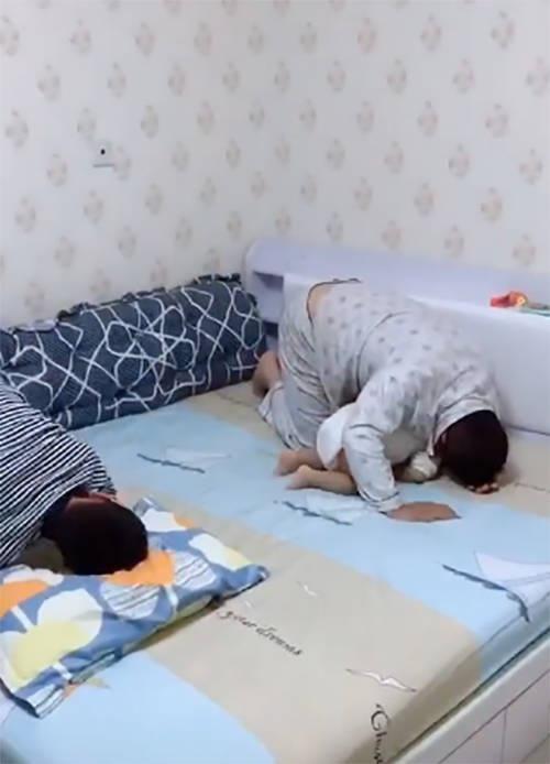 但这一家人是十分温馨的,夫妻之间互相尊重,孩子们也爱妈妈,"罚跪"也