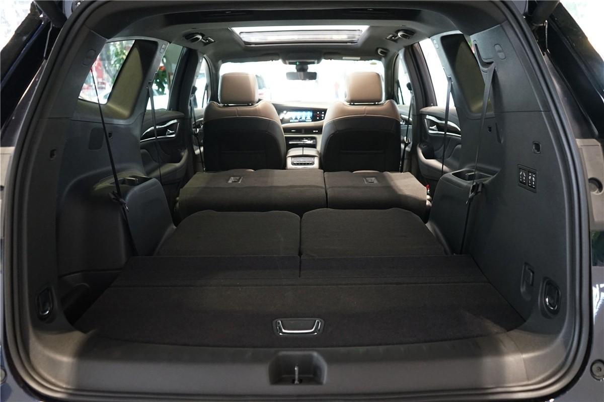 第三排座椅全放到时,昂科旗的后备箱容积和布局都非常接近xt6,整体的
