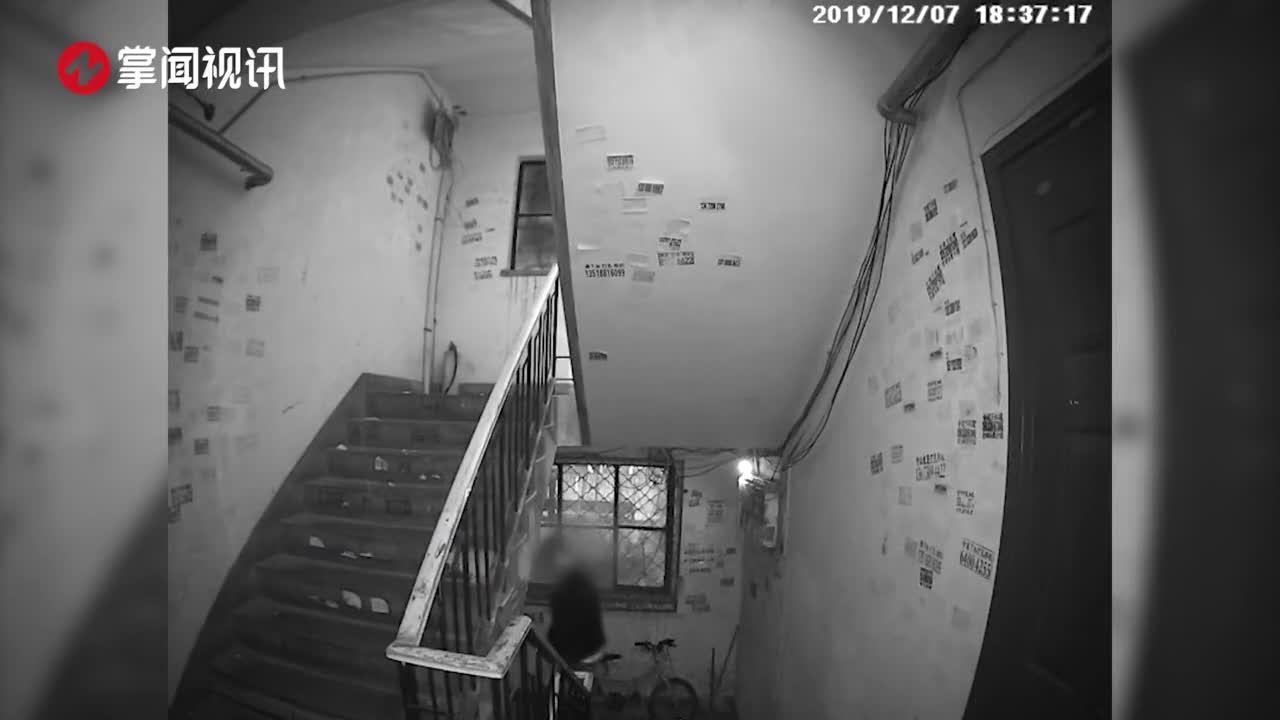 男子小区楼道里小便被监控拍下爆料者称经常随地大小便