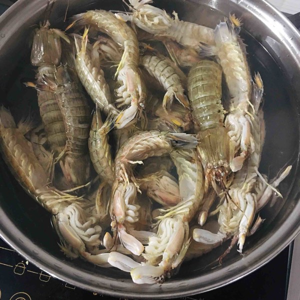 正文     by 佩奇仔仔配料:皮皮虾 800克,姜 一块,白皮蒜 8粒,酱油