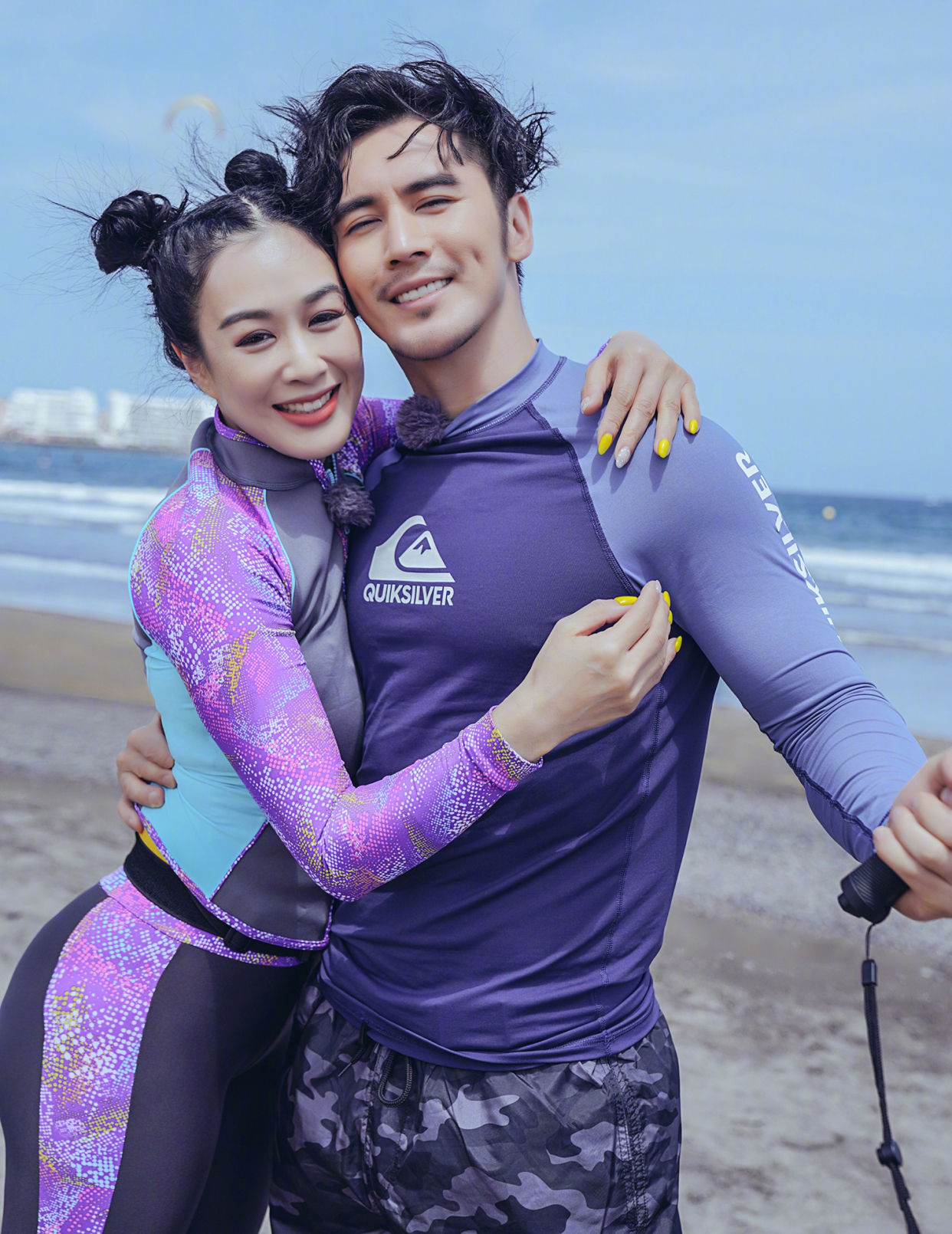 钟丽缇半百年纪也性感,比小12岁张伦硕还年轻,勇敢追爱就是腻歪