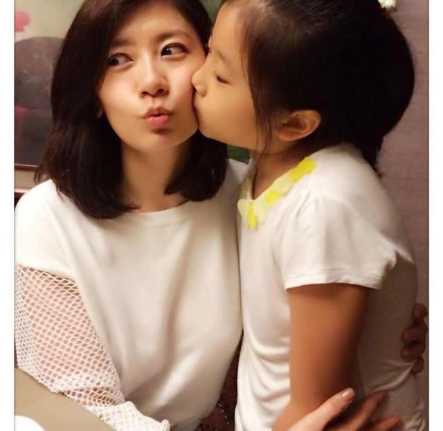 头发上插羽毛,一脸生无可恋|圣诞节|贾静雯|波妞_新浪新闻