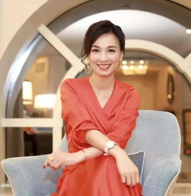 张庭真有49岁?穿蓬松网纱上衣配牛仔裤亮相,扎高高丸子头像少女