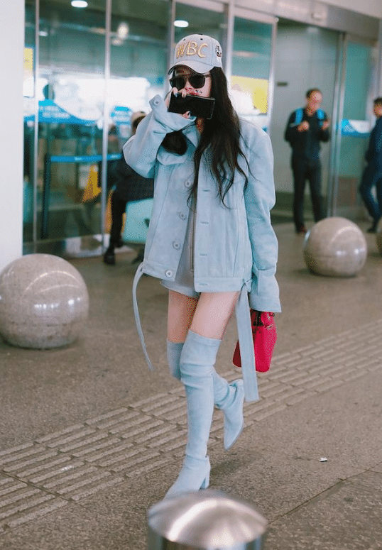 邹市明老婆冉莹颖真会穿,大冷天玩下衣失踪,靴子当裤穿更个性