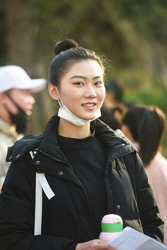 2020浙江高校艺考杭州开考 现场美女如云 面对镜头自信大方
