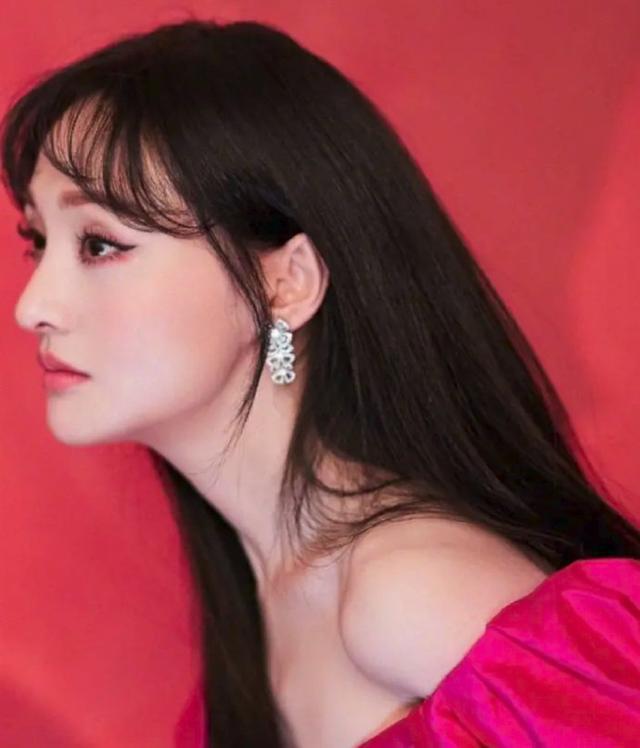 郑爽活动生图鹰钩鼻吓坏网友,侧颜被嘲不如娜扎好看