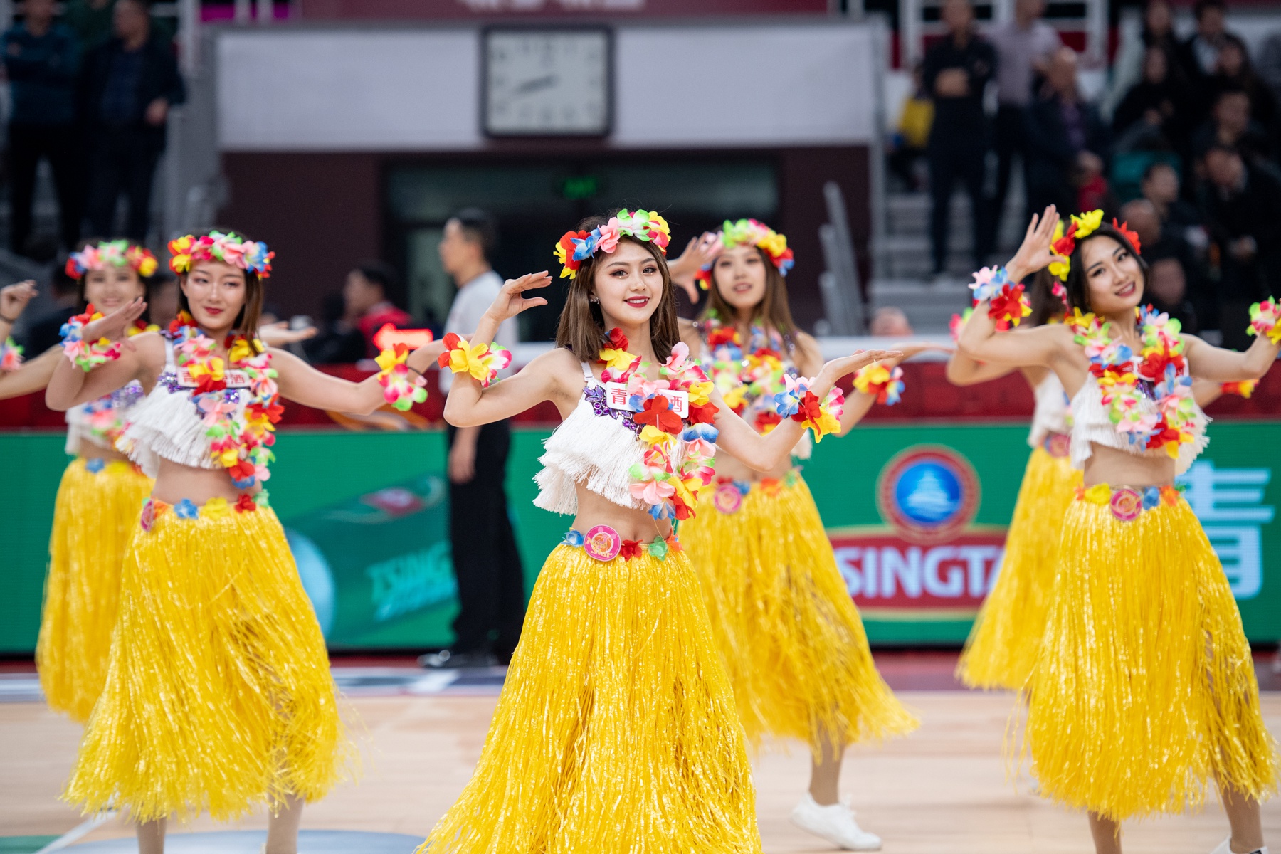 山西篮球拉拉队变身夏威夷女郎 颜值都非常高 你喜欢哪个小姐姐