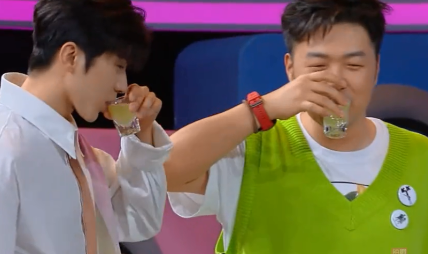 蔡徐坤杜海涛遭"苦瓜汁"惩罚,两人一口闷,简直就是难兄难弟