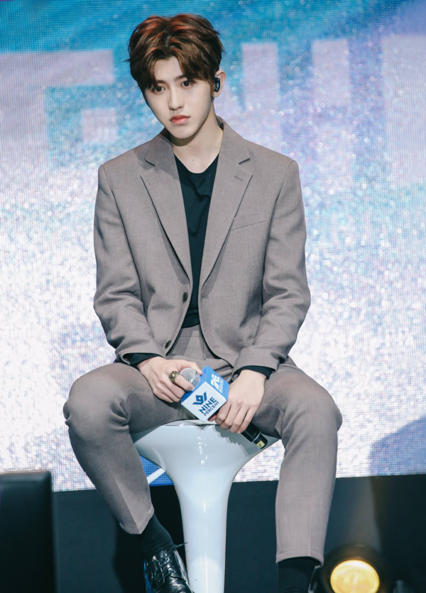 蔡徐坤黑皮鞋 黑色袜子黄景瑜黑皮鞋 黑色袜子男士西装穿搭的介绍就到