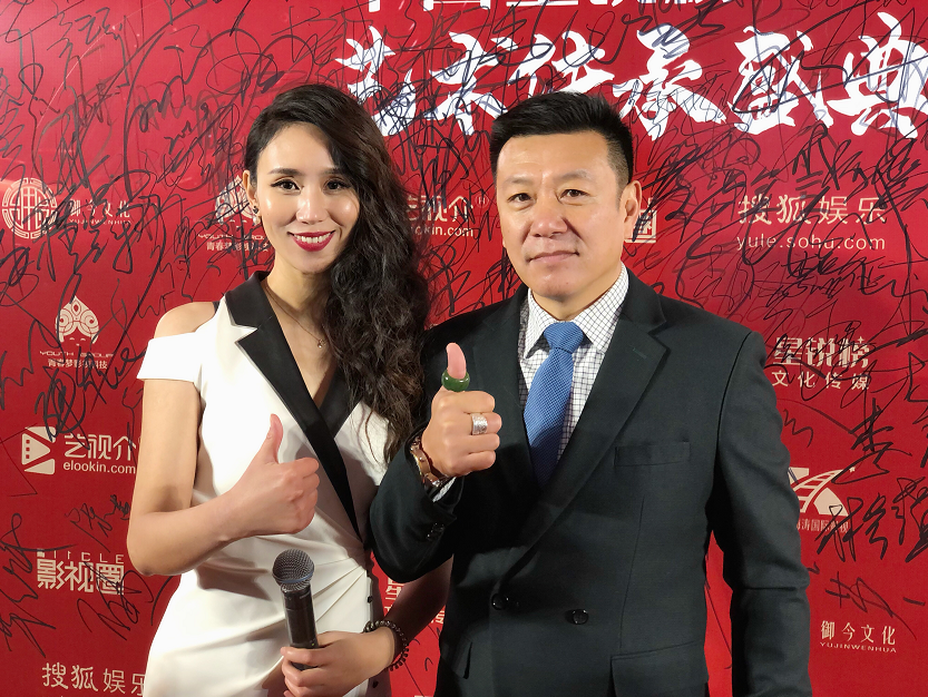 演员卢卓婕担任星锐榜红毯主持 并获"德艺双馨 匠心大使"称号