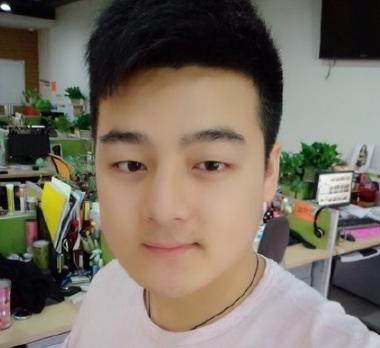 还记得《快乐大本营》黑衣人小方吗?时隔多年,暴瘦逆袭成男神