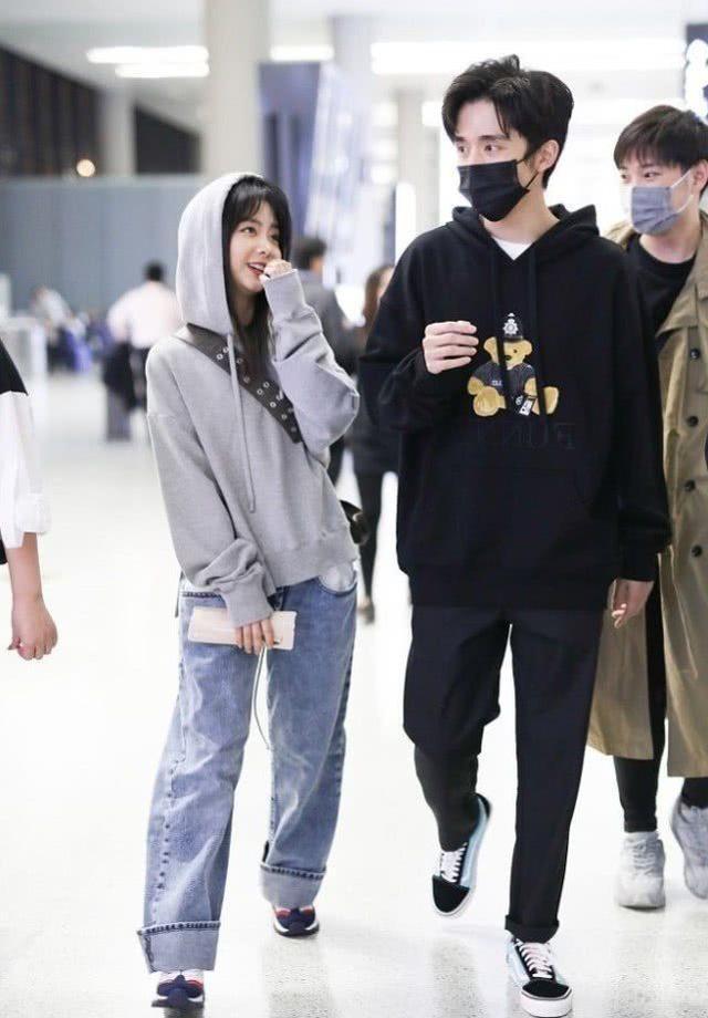 张新成和谭松韵身高相差20公分,腿都还能一样长,也是服气