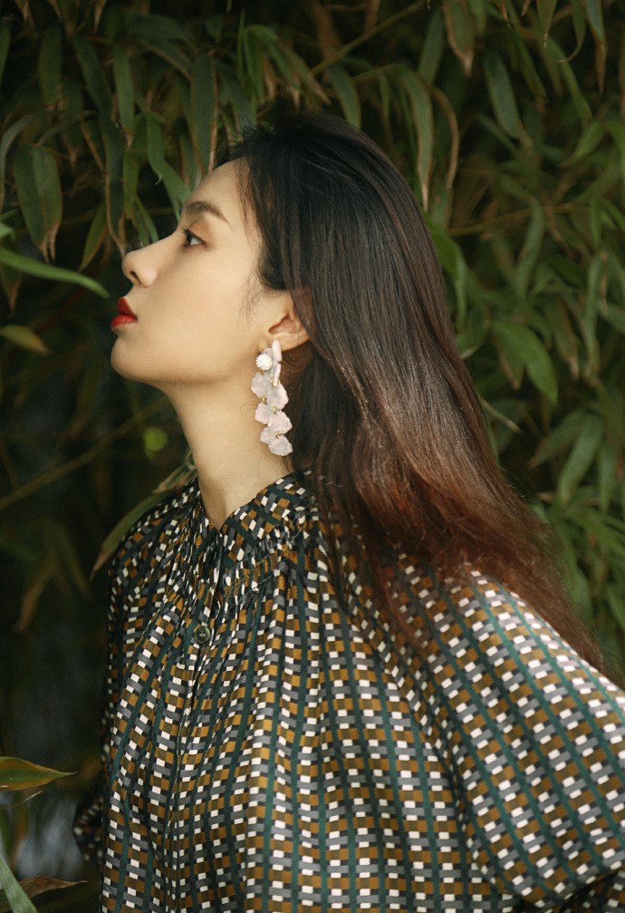 被郑合惠子的这一件格子编织衣迷到,设计感满满,搭配耳环超美的