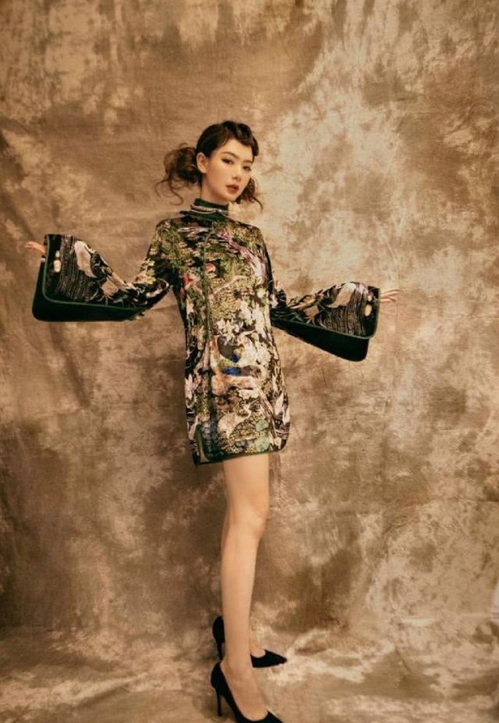 戚薇性感上瘾了?穿旗袍开叉短到大腿根了,一双美腿超抢眼!