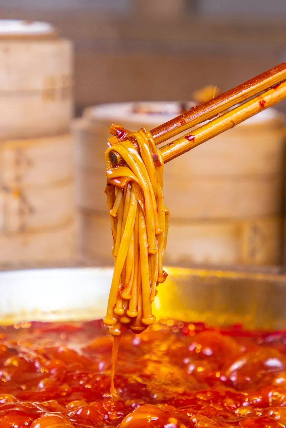 从四川空运来的金针菇比普通的更加"丰满"扎实的"肉"感吸饱汤之后十分