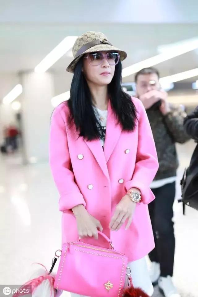 张柏芝轻松走机场,芭比粉西装配渔夫帽,一点不像当妈的人
