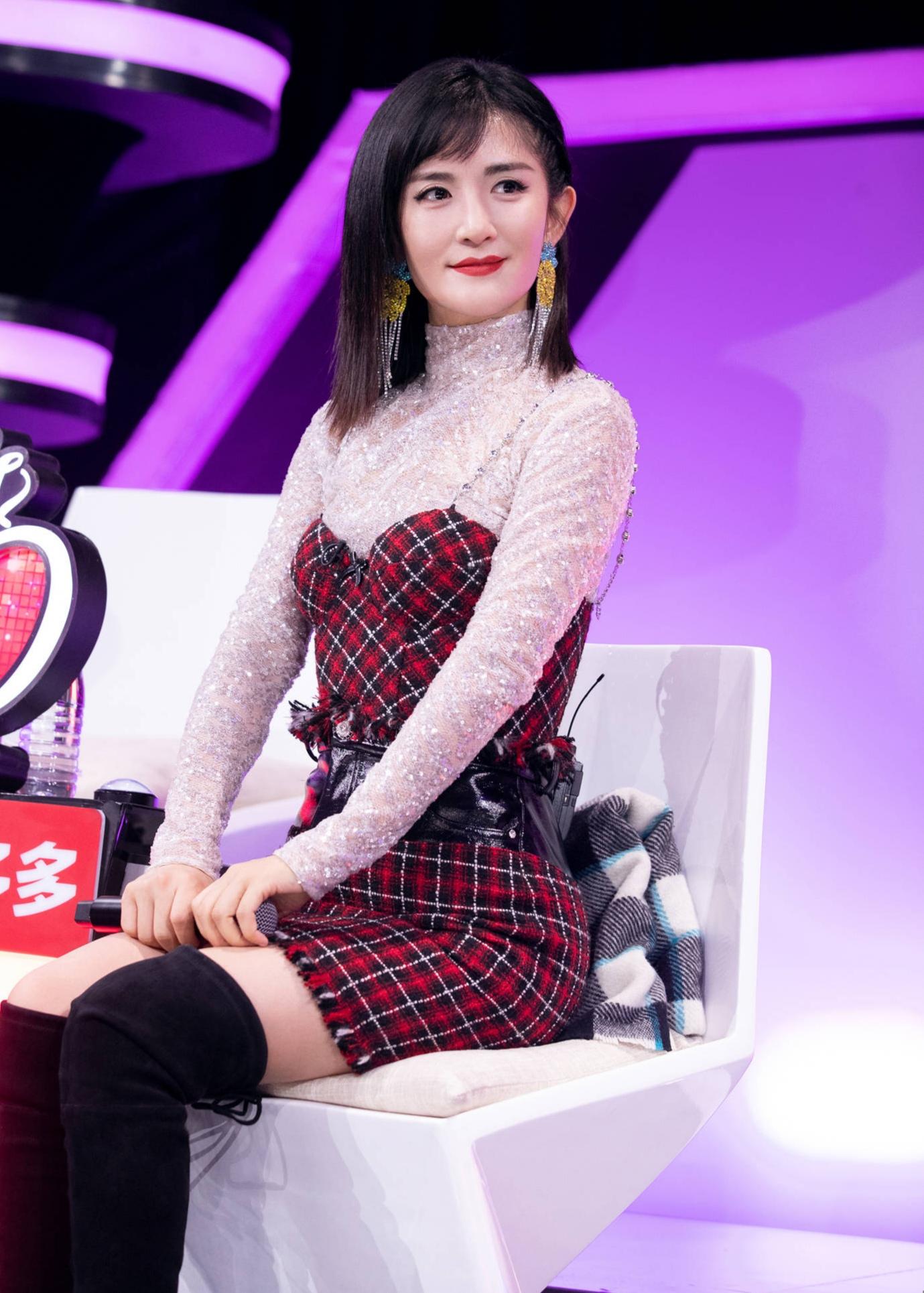 38岁的谢娜可真潮双马尾搭配格子衬衣直接在街边跳起广场舞