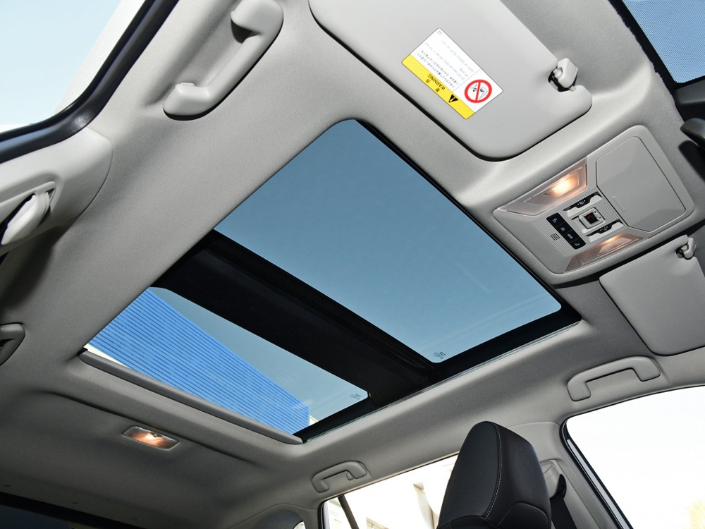 支持5:5比例开启的全景电动天窗,能够获得出色的采光和通风效果.