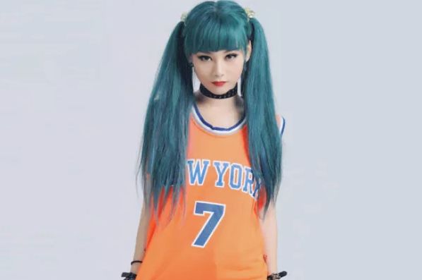 还记得《唐人街探案》里的女黑客吗?换上学生服后,美得过分