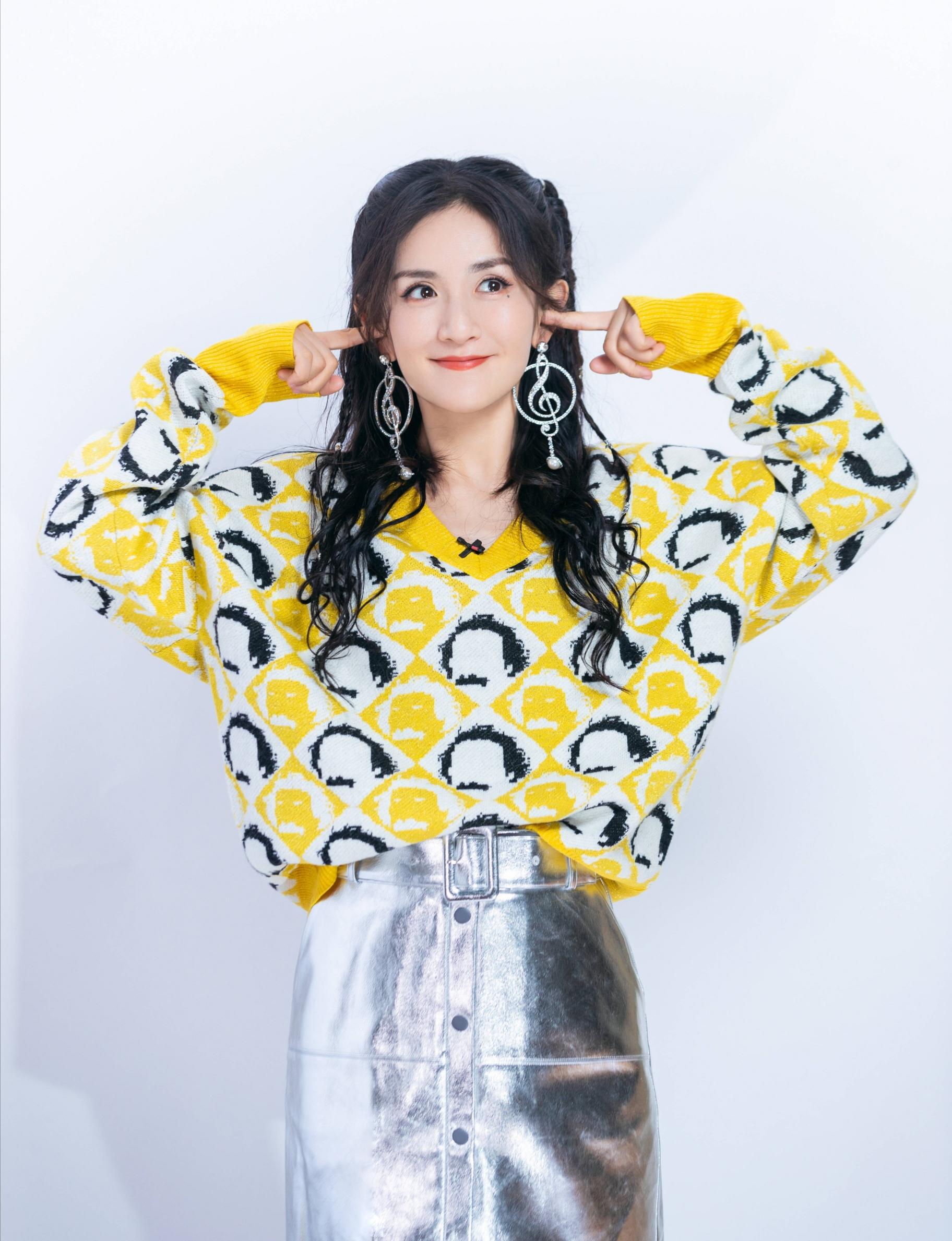 38岁的谢娜可真潮双马尾搭配格子衬衣直接在街边跳起广场舞