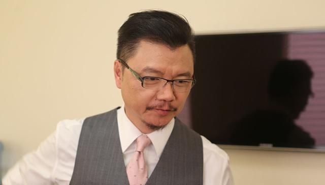 他是tvb金牌配角,花光积蓄为妻子治病,却还不忘助养儿童