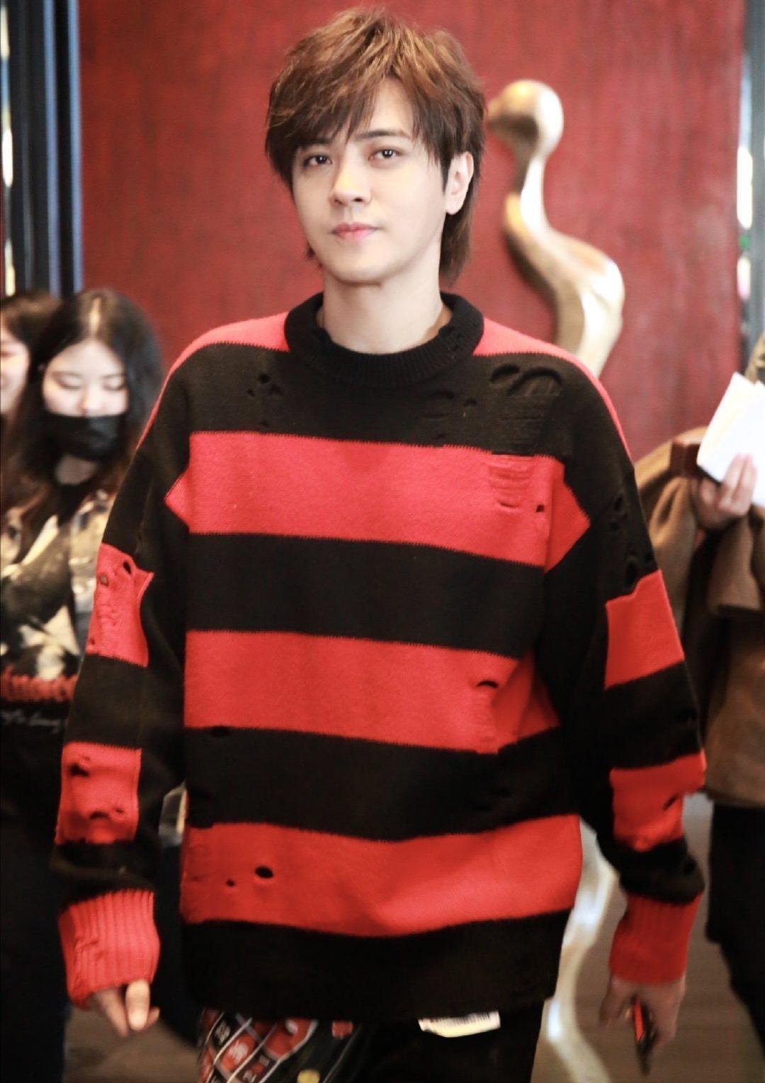 罗志祥发型好帅气,黑红条纹衫少年感满满,跳起广场舞不输大妈