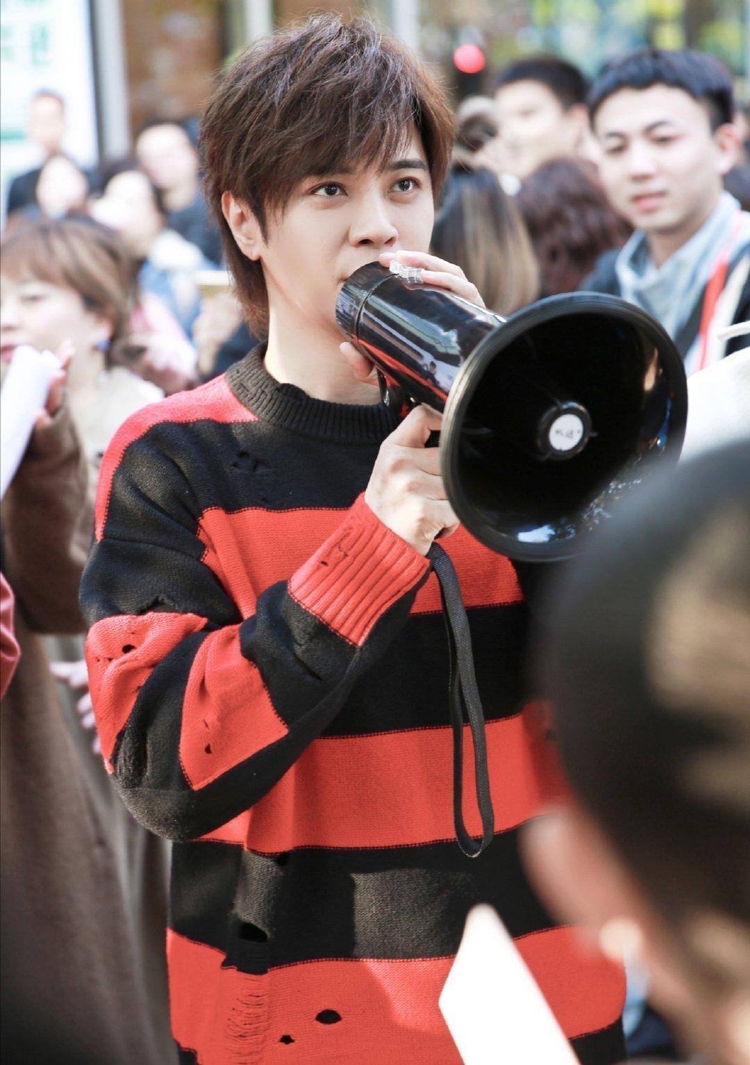 罗志祥发型好帅气,黑红条纹衫少年感满满,跳起广场舞不输大妈