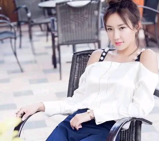 她是张国立"干女儿",嫁入豪门成为达芙妮老板娘,事业爱情双