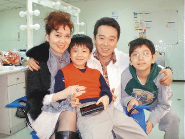 张晨光全家照二婚妻子系富商与大儿子疏离待小儿子更亲厚