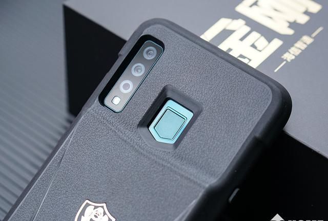 海信手机金刚6图赏:加护甲的电池怪兽