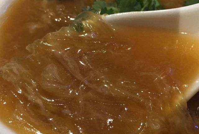 清淡可口的清汤鱼翅,吃起来咸香鲜嫩,而且还能够开胃