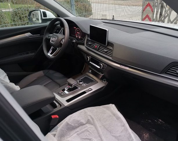 全新2020款奥迪q5l到店!白色车身比较大方 配适时四驱 上坡辅助